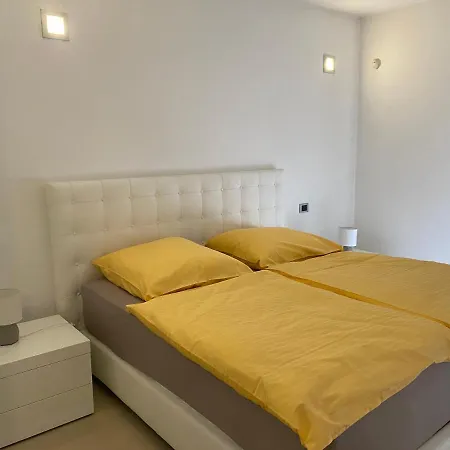 ヴィラ Piscina Besozzo